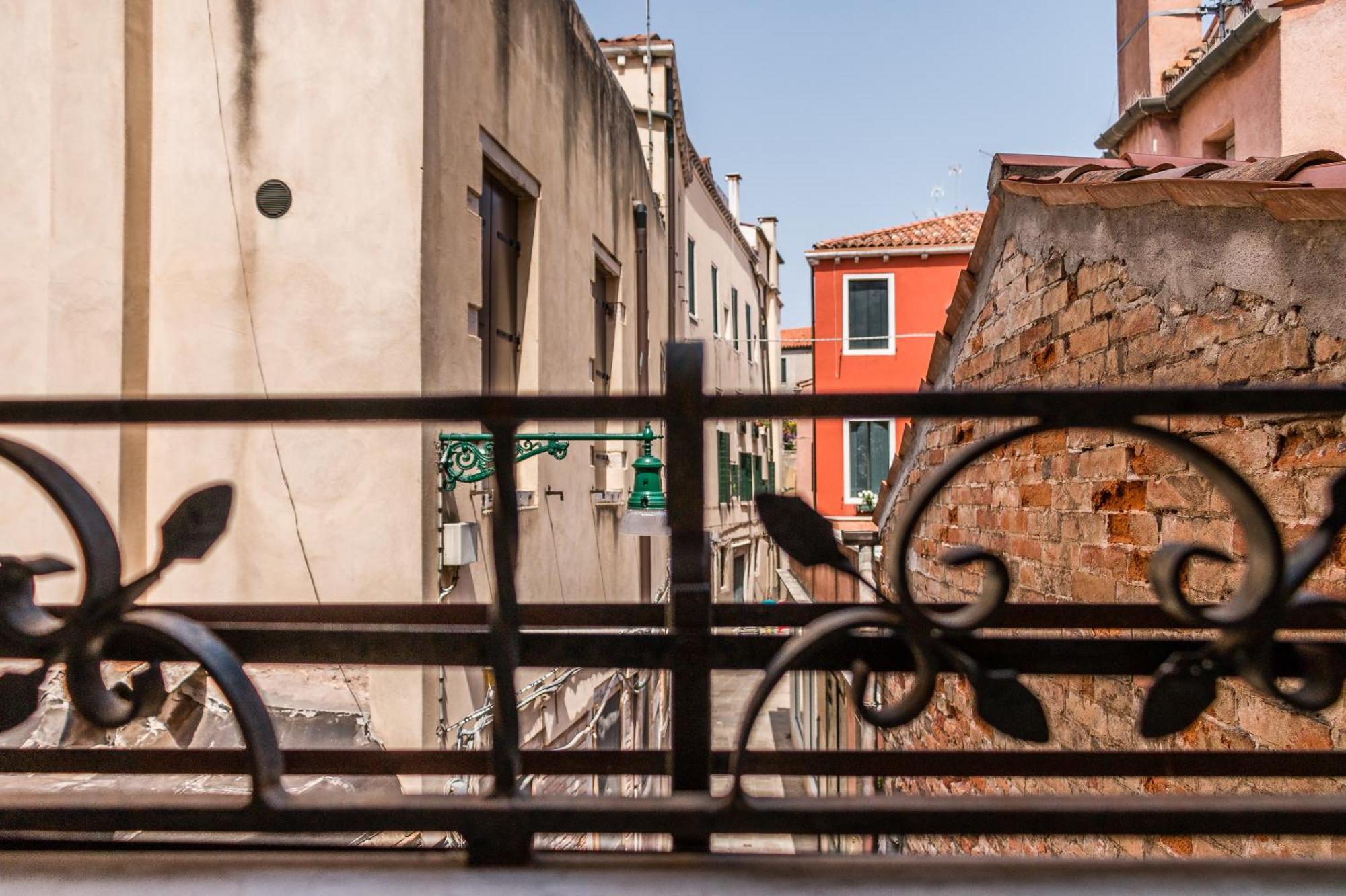 Doge'S Mirror & Stair @Frari Apartment Venice Room photo